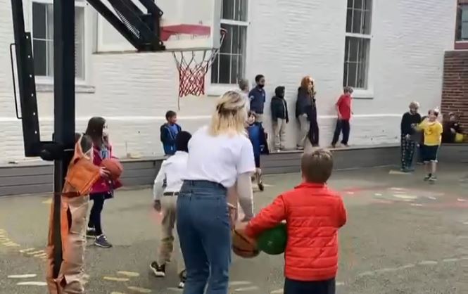 Viral η δασκάλα που σκοράρει και κερνάει – Οι πανηγυρισμοί των μαθητών