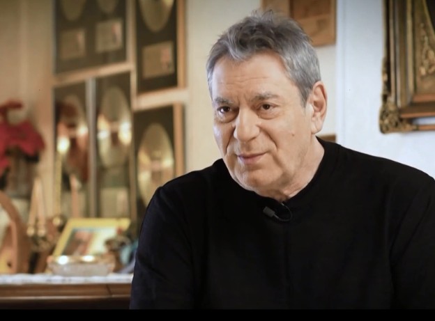 Ο Άγγελος Διονυσίου αποκάλυψε πως είχε σχέση με σύντροφο του πατέρα του