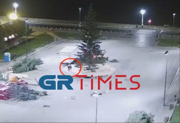 Δολιοφθορά στο χριστουγεννιάτικο έλατο που έχει στηθεί στην πλατεία Αριστοτέλους