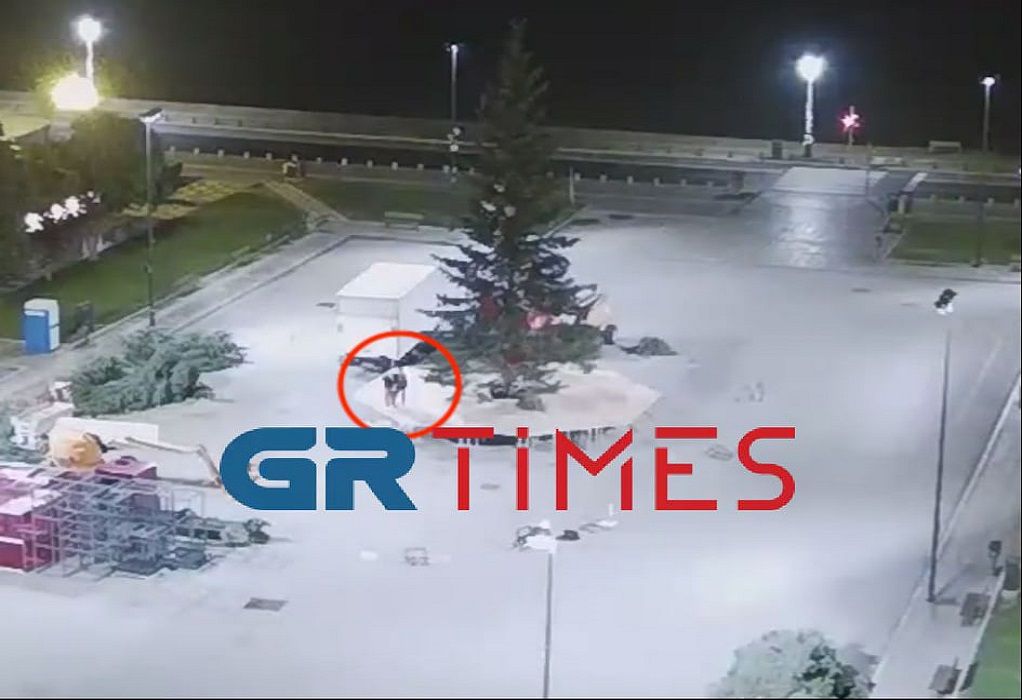 Δολιοφθορά στο χριστουγεννιάτικο έλατο που έχει στηθεί στην πλατεία Αριστοτέλους