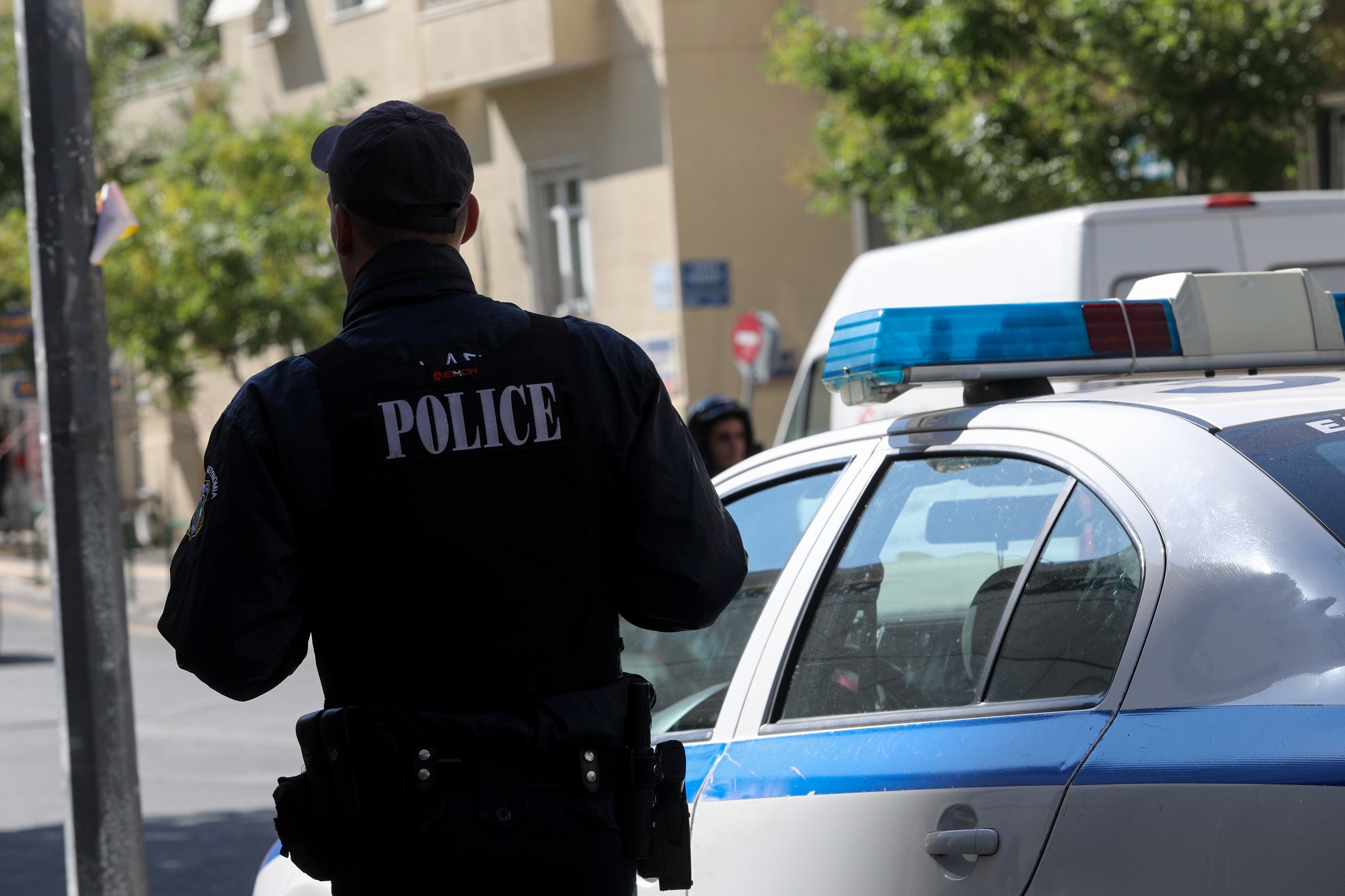 Θεσσαλονίκη: Αστυνομικοί απέτρεψαν νέα δολοφονία γυναίκας – Ο σύζυγος είχε το μαχαίρι στον λαιμό της