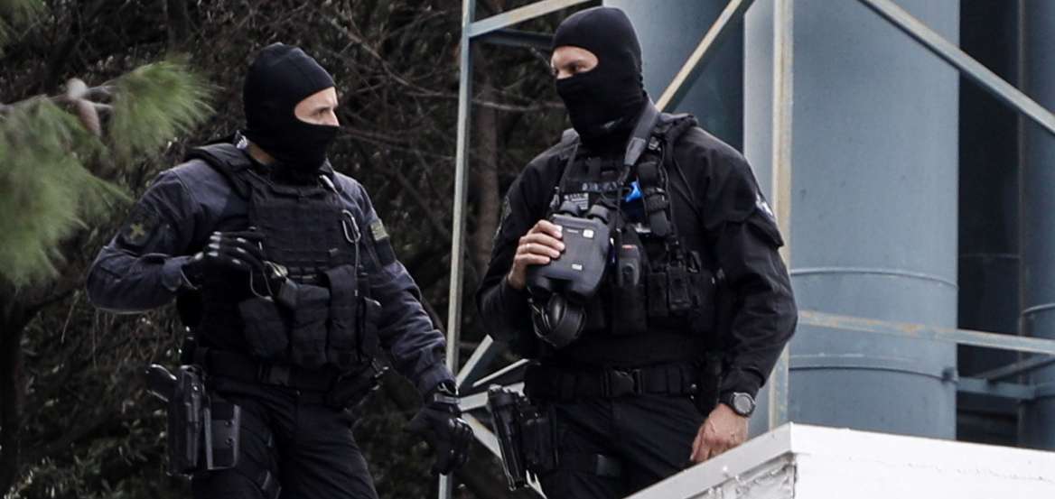 Πεντέλη: Έληξε το θρίλερ με τον άνδρα που απειλούσε ότι θα πέσει στο κενό