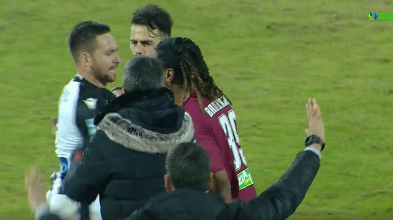 Λάρισα-ΠΑΟΚ: Σύρραξη στο Αλκαζάρ μετά τη λήξη του αγώνα – ΒΙΝΤΕΟ