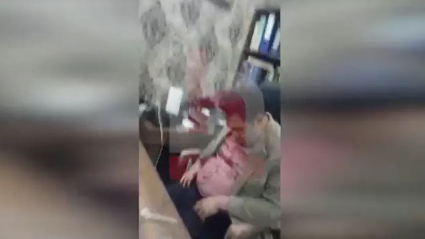 Τουρκία: Σάλος με στέλεχος του κόμματος του Ερντογάν – Koιμάται αγκαλιά με σακούλα γεμάτη ναρκωτικά