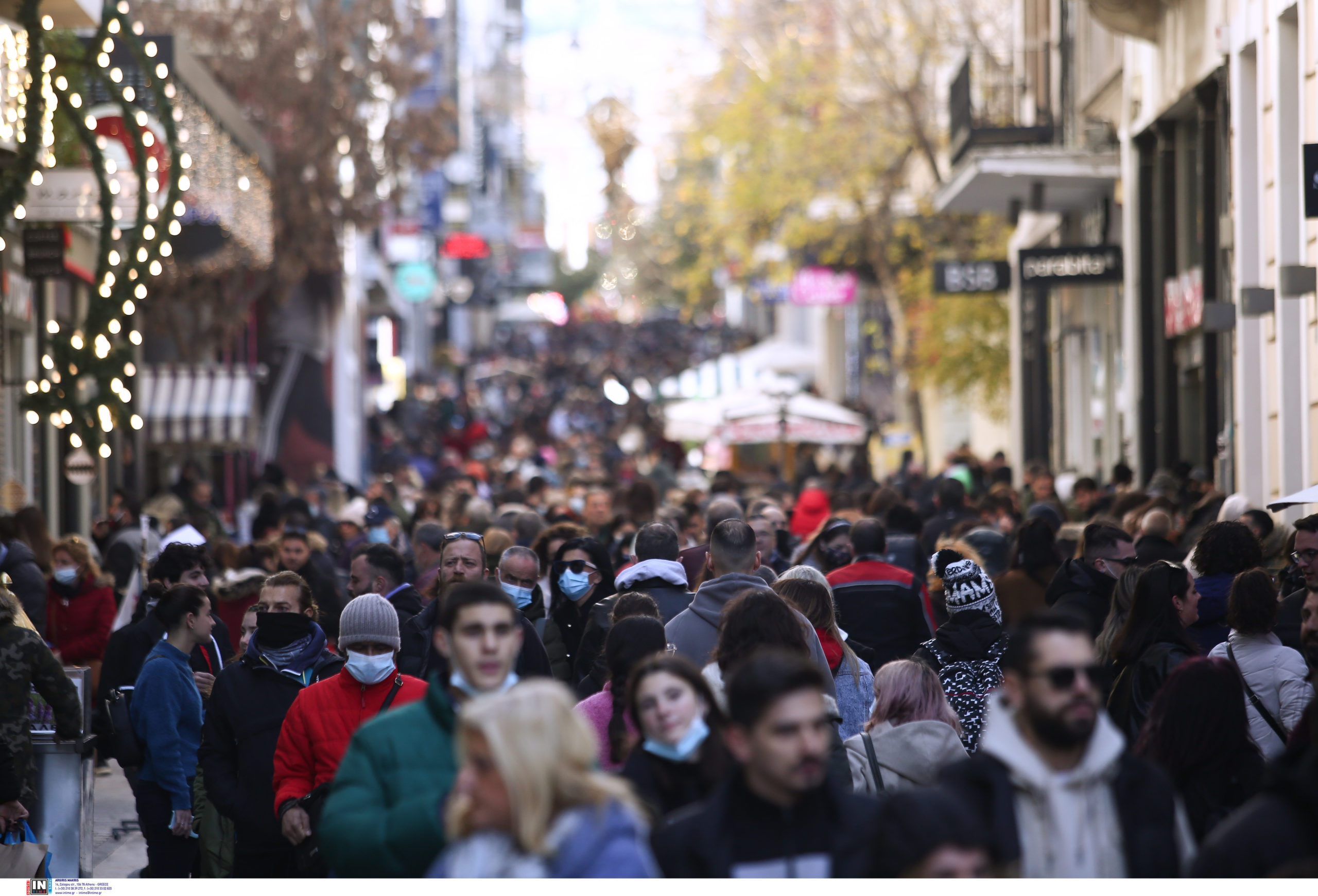 Εορταστική διάθεση στην Ερμού – Το ωράριο των καταστημάτων