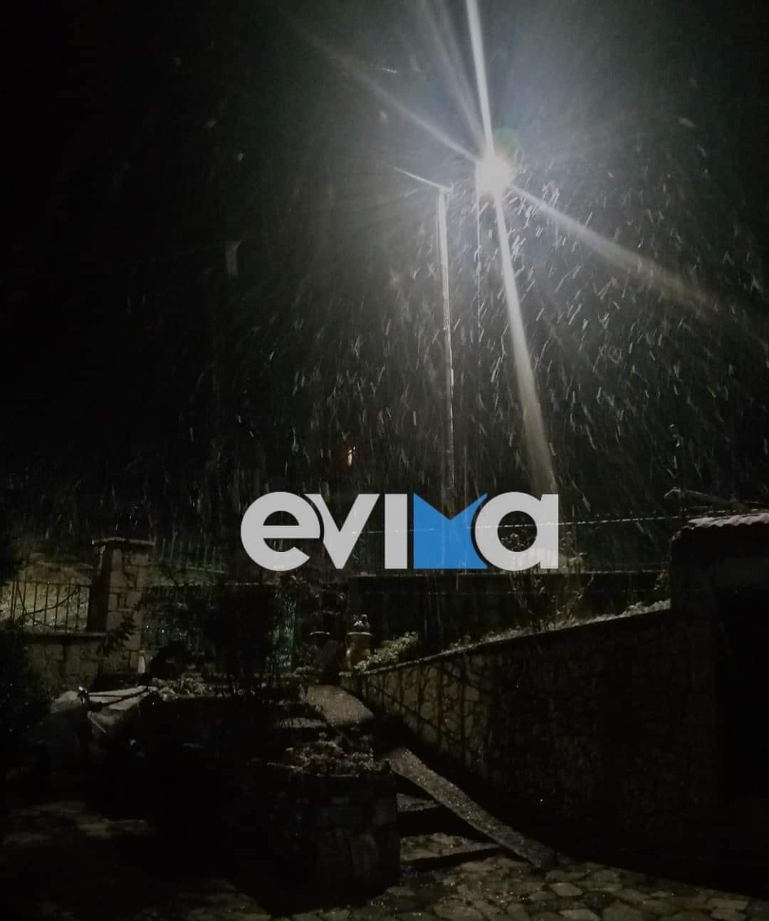 “Έπεσαν” τα πρώτα χιόνια στην Εύβοια: Στα “λευκά” ο Δήμος Μαντουδίου Λίμνης Αγίας Άννας