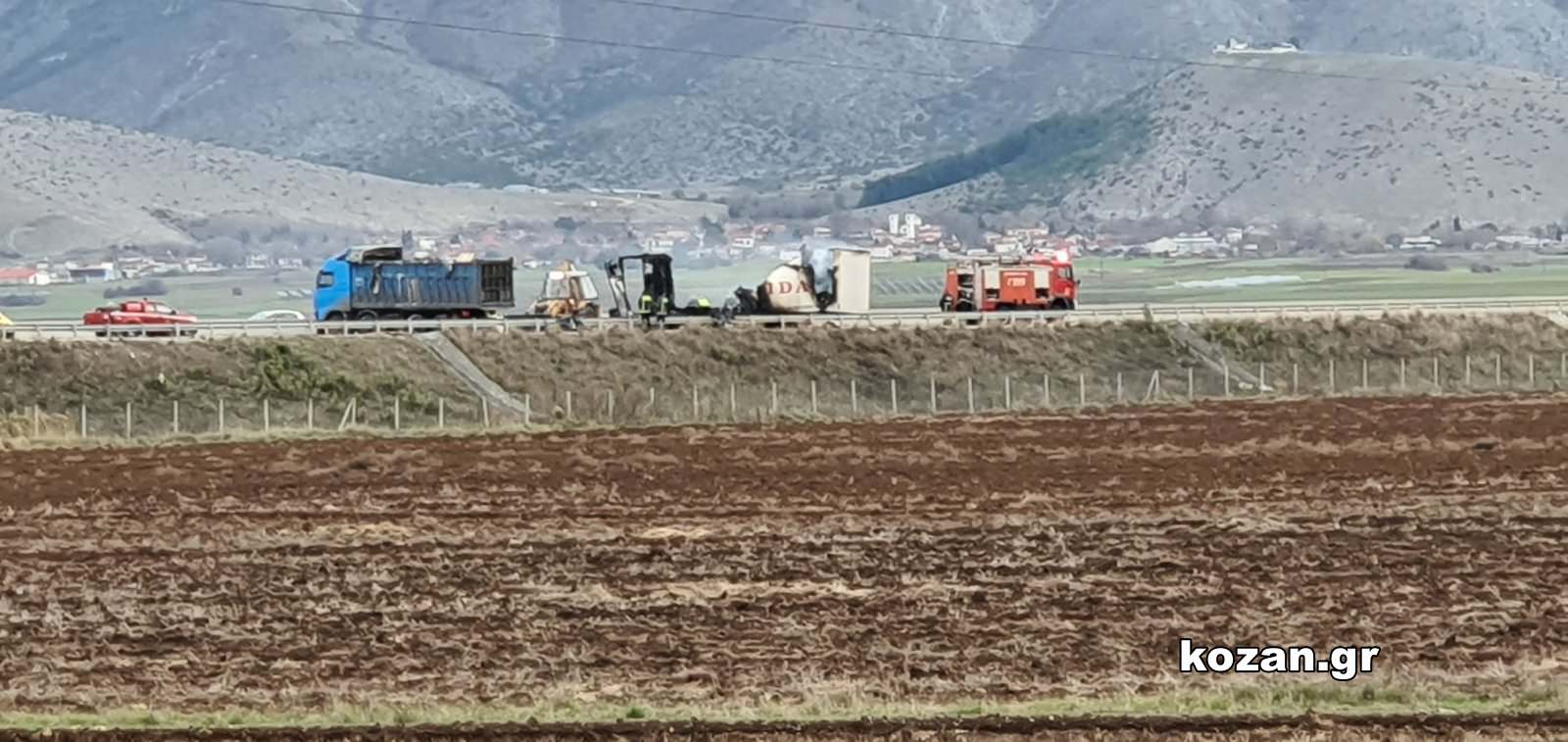 Το φορτηγό – ψυγείο που πήρε φωτιά στην Εγνατία Οδό