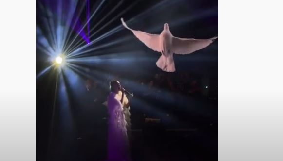 Ελένη Φουρέιρα: Ερμηνεύει συγκινημένη το ντουέτο με τον Mad Clip