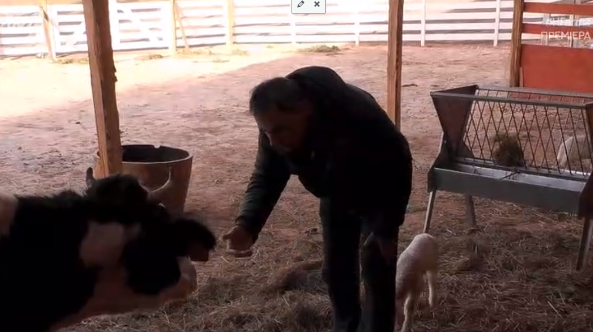 Φάρμα: Ο Σταμάτης Γαρδέλης για να νιώσει οικεία άρχισε να μιλάει με τα… ζώα