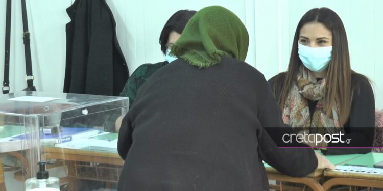 Γιαγιά με πράσινο τσεμπέρι, ΚΙΝΑΛ