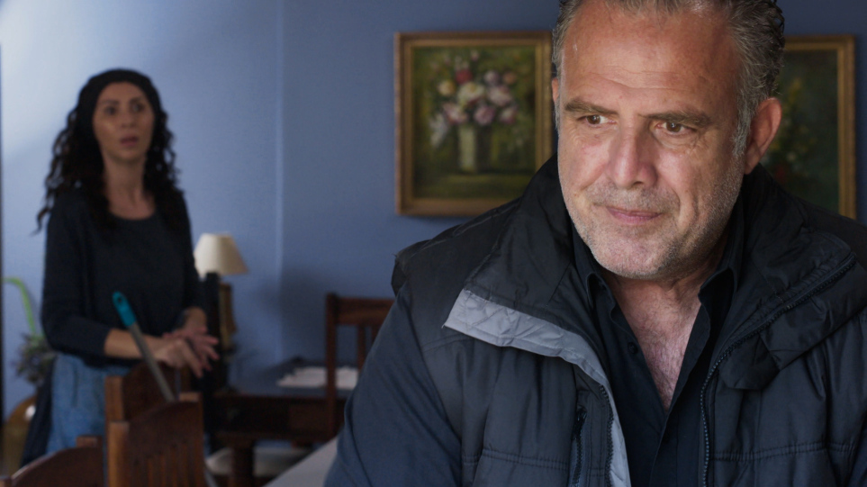 Η Γη της Ελιάς: Στενό μαρκάρισμα της Ιουλίας από τον Στάθη