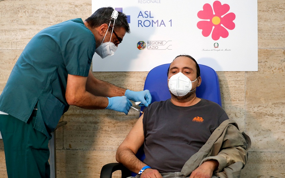 Ιταλία: Με… ψεύτικο χέρι σιλικόνης παρουσιάστηκε 50χρονος για να εμβολιαστεί