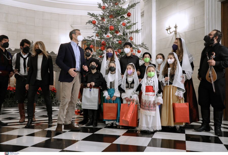 Κάλαντα από την Κρήτη για τον Πρωθυπουργό – Οι μαντινάδες για την πανδημία