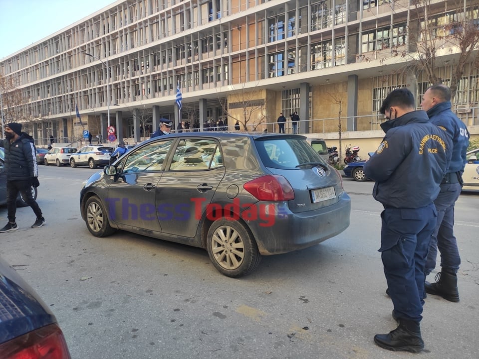 Καραμπίνα και σφαίρες σε αυτοκίνητο που ανήκει στην ομάδα που επιτέθηκε στους Ρομά