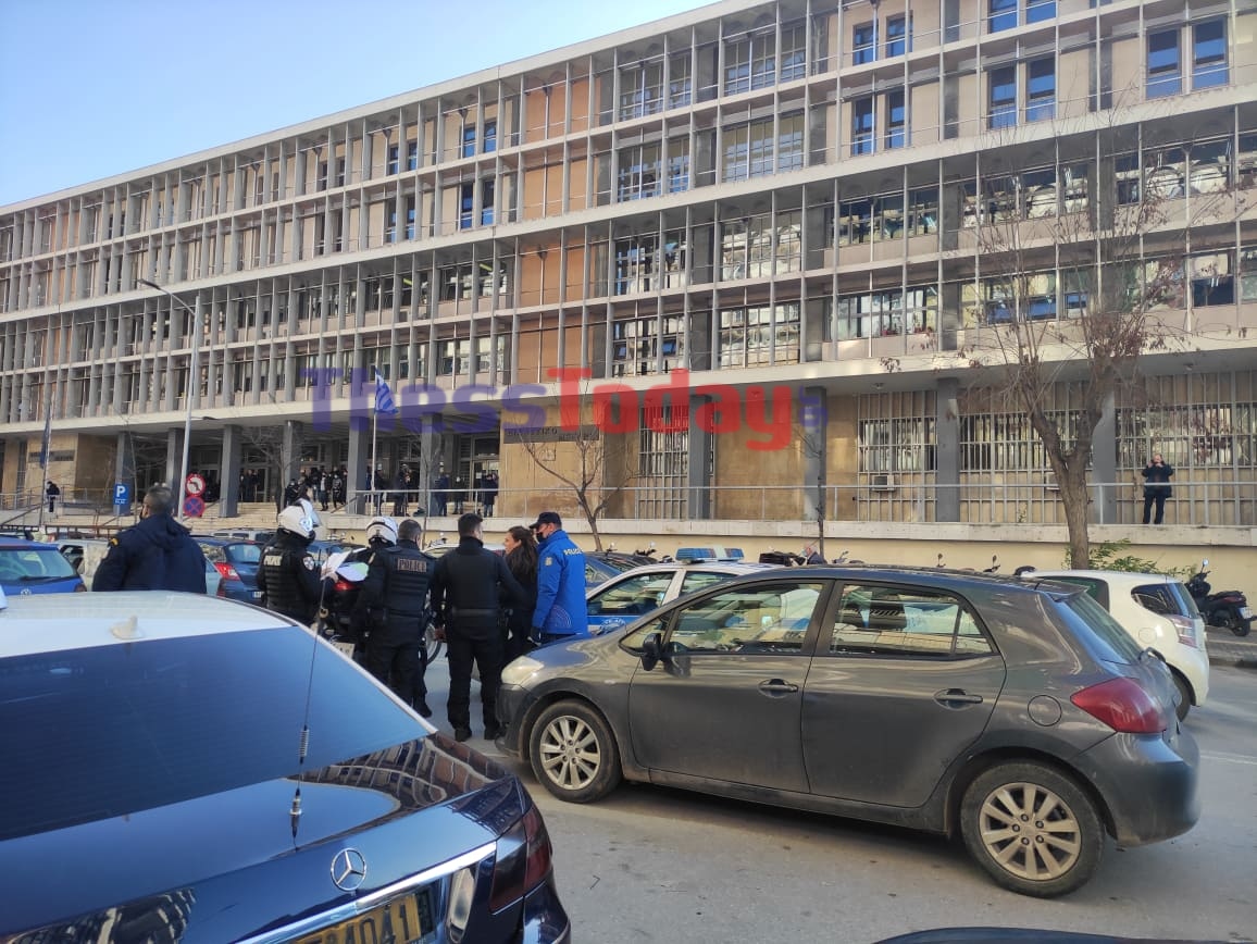 Καραμπίνα και σφαίρες σε αυτοκίνητο που ανήκει στην ομάδα που επιτέθηκε στους Ρομά