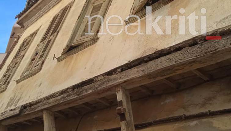 Κατάρρευση καδρονιού από κτήριο στο κέντρο του Ηρακλείου