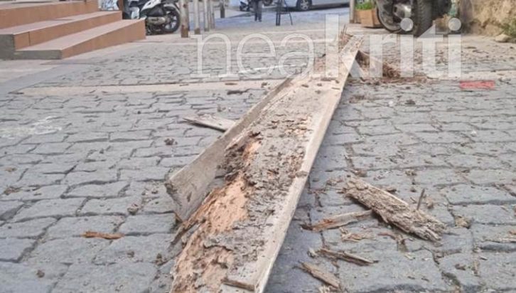Κατάρρευση καδρονιού από κτήριο στο κέντρο του Ηρακλείου