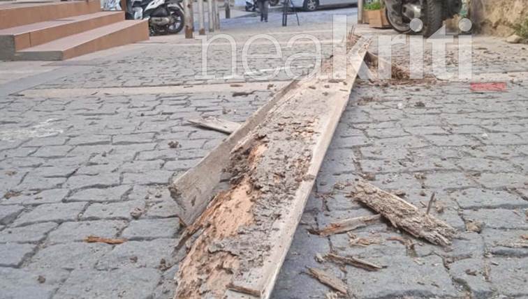 Κατάρρευση καδρονιού από κτήριο στο κέντρο του Ηρακλείου