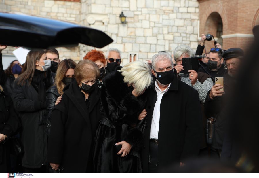 Κηδεία Γιώργου Τράγκα: Συντετριμμένη η σύζυγός του – Το τελευταίο “αντίο” στον δημοσιογράφο