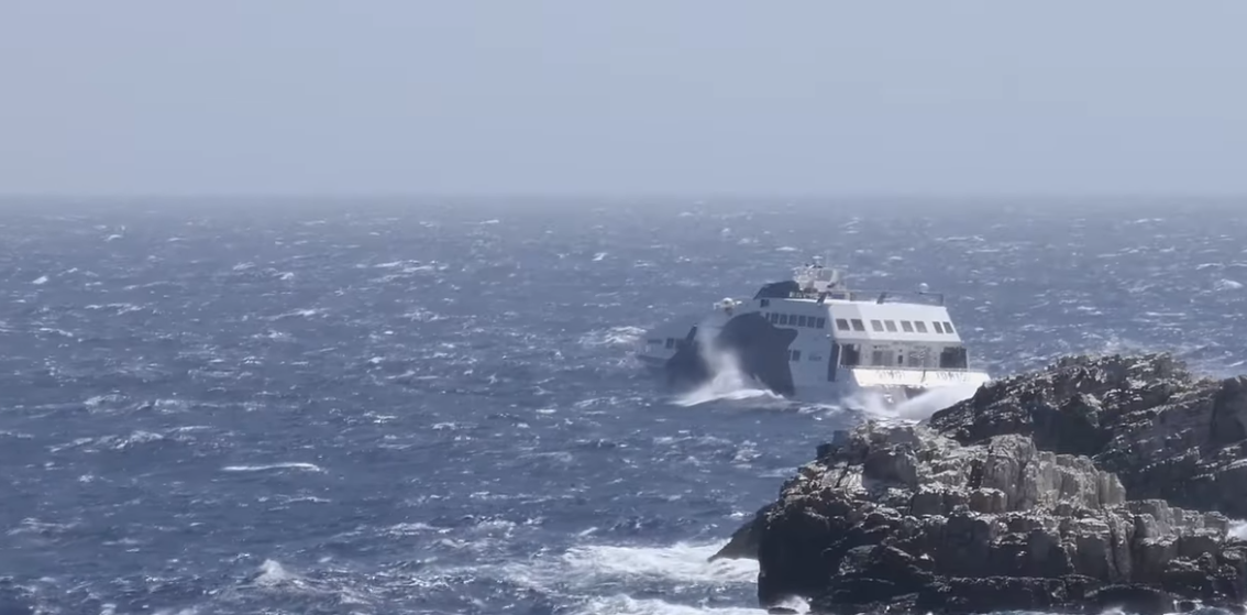 Πλοίο “παλεύει” με τα κύματα στη Φολέγανδρο