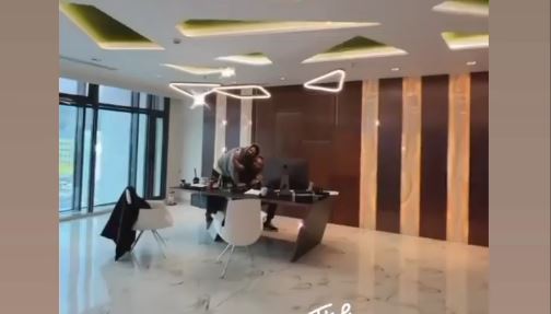 Νίκος Κοκλώνης: Δεν φαντάζεστε πώς είναι μέσα το γραφείο του