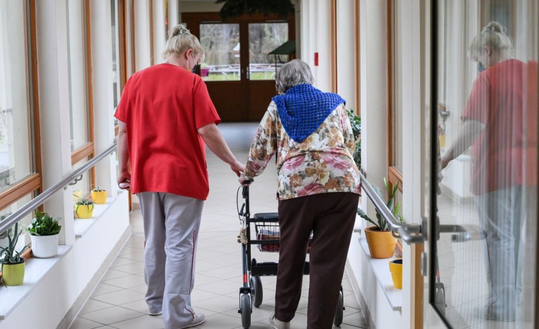 Γερμανία: Υπάλληλος γηροκομείου είχε Covid, πλαστό πιστοποιητικό και εργαζόταν