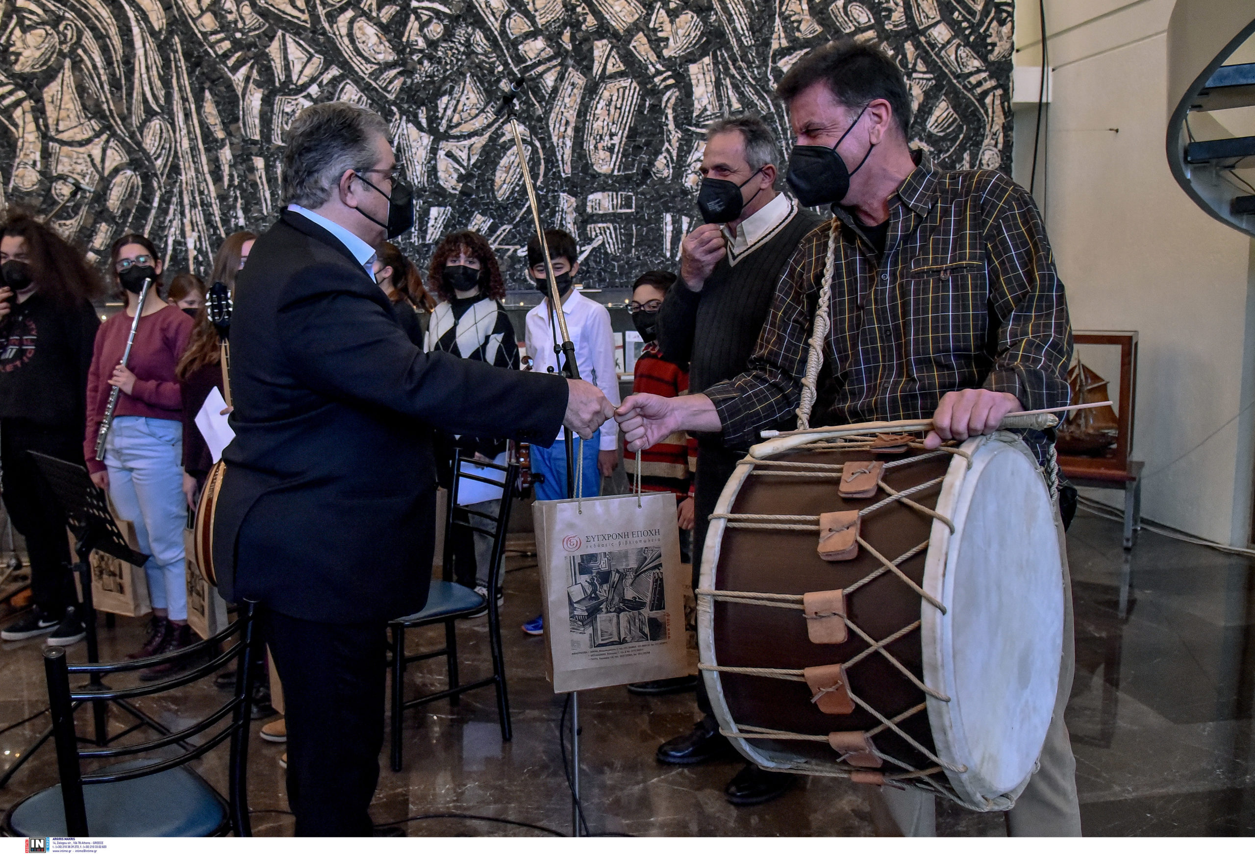 Τα κάλαντα στον Δημήτρη Κουτσούμπα: Το μέλλον ανήκει στη νέα γενιά
