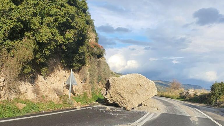 Κρήτη: Τεράστια βράχια έπεσαν στο δρόμο – Από τύχη δεν υπήρξαν θύματα