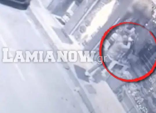 Λαμία : Η στιγμή που διαρρήκτης “μπουκάρει” σε κατάστημα μέσα σε δευτερόλεπτα