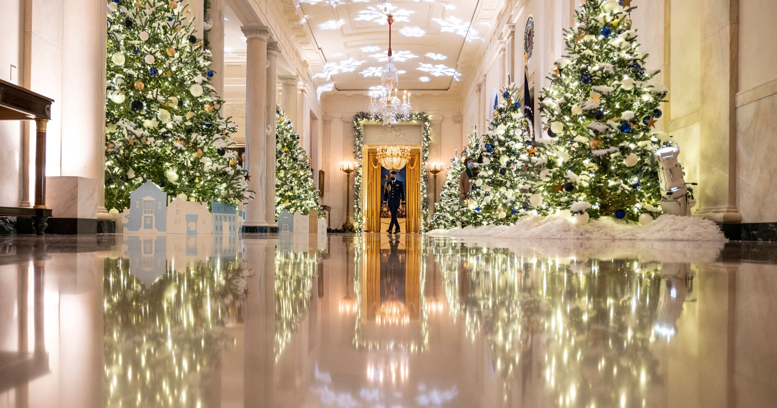 Ο Λευκός Οίκος φόρεσε τα γιορτινά του – Η διακόσμηση από την Πρώτη Κυρία