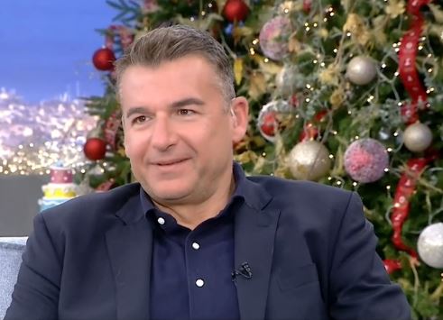 Άφωνος ο Γιώργος Λιάγκας με το εσώρουχο που έφεραν δώρο στην Φαίη Σκορδά – “Είναι kinky”