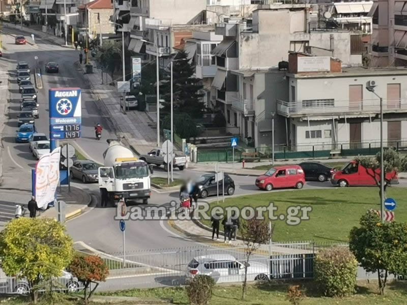 Μπετονιέρα παρέσυρε ντελιβερά στη Λαμία 