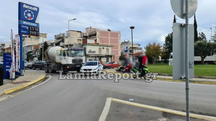 Μπετονιέρα παρέσυρε ντελιβερά στη Λαμία 