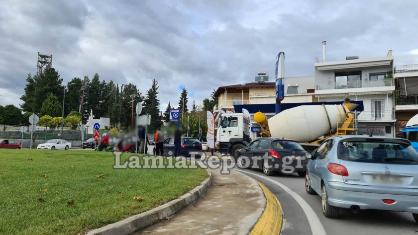 Μπετονιέρα παρέσυρε ντελιβερά στη Λαμία 