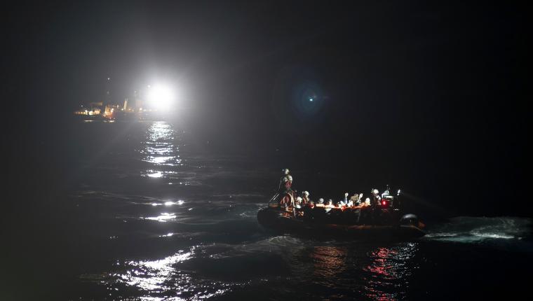 Ναυάγιο ιστιοφόρου με μετανάστες στην Πάρο: 13 νεκροί και 63 διασωθέντες – ΦΩΤΟ-ΒΙΝΤΕΟ