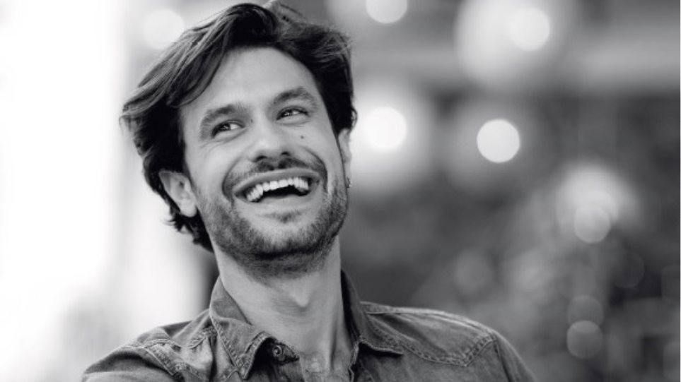 Ορφέας Αυγουστίδης: Πήρε στον εαυτό του ένα ζευγάρι κάλτσες με το πρόσωπο του “Μαθιού” από τον “Σασμό”