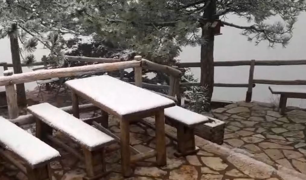 Καιρός: Χιονίζει στην Πάρνηθα – Εντυπωσιακό σκηνικό πριν από τα Χριστούγεννα