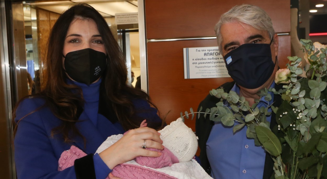Σίμος Κεδίκογλου – Ελισάβετ Κατσαμάκη: Τα πρώτα 24ωρα στο σπίτι με την νεογέννητη κόρη τους