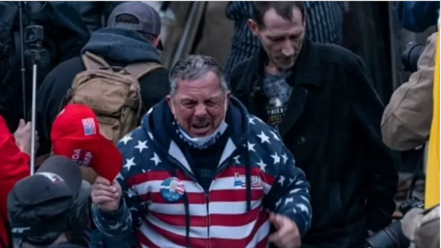 Εισβολή στο Καπιτώλιο: Βαριά “καμπάνα” σε υποστηρικτή του Τραμπ για επίθεση σε αστυνομικούς – ΦΩΤΟ