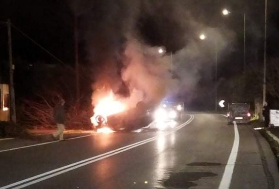 Σοκαριστικό ΒΙΝΤΕΟ από τροχαίο στη Μεσσηνία – Αυτοκίνητο τυλίχτηκε στις φλόγες