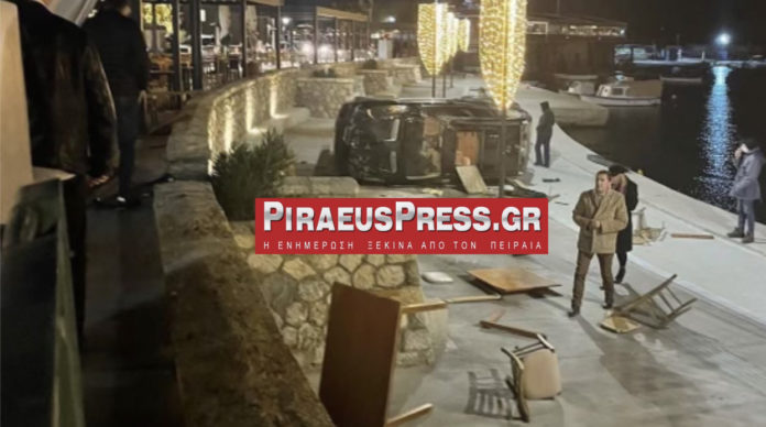 Πειραιάς: Αυτοκίνητο αναποδογύρισε στον πεζόδρομο στο Μικρολίμανο