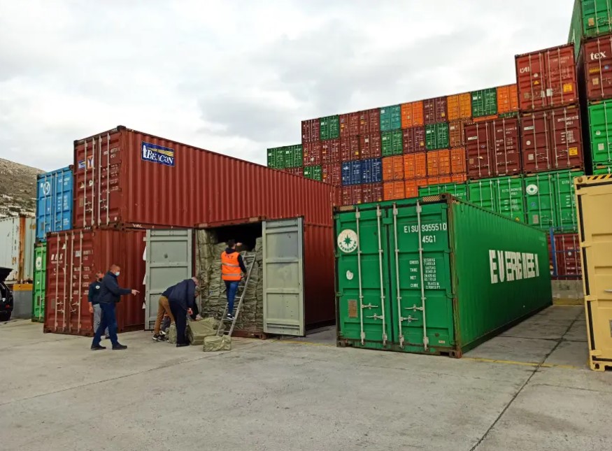 Πειραιάς: Εντοπίστηκαν 10 εκατομμύρια λαθραία τσιγάρα σε κοντέινερ