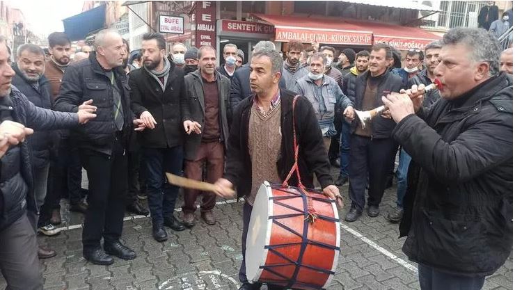 Τουρκία: Με νταούλια στους δρόμους για να υμνήσουν τον Ερντογάν
