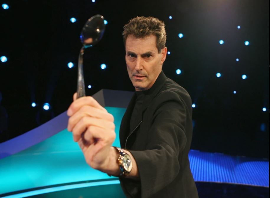 Γιούρι Γκέλερ: Οι εξωγήινοι ετοιμάζονται να έρθουν σε επαφή με τη Γη