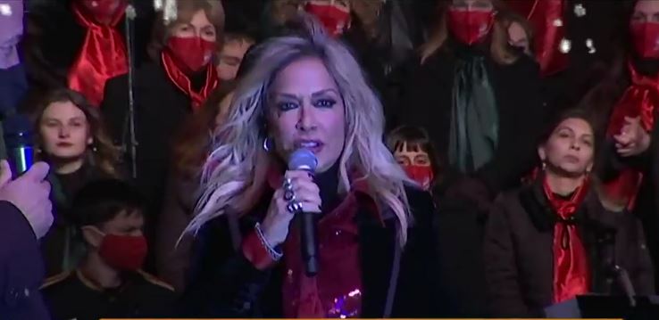 Βόλος: Η Άννα Βίσση άναψε το δέντρο – Φαντασμαγορική τελετή φωταγώγησης