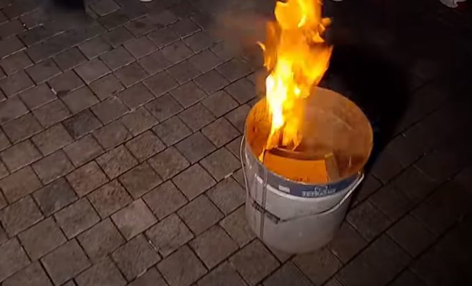 Χαλκίδα έκαψαν βιβλίο Τριβιζά