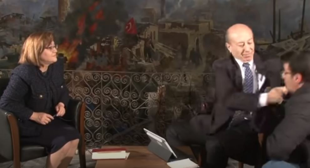 Σάλος στην Τουρκία: Δημοσιογράφος χαστούκισε τεχνικό σε live μετάδοση