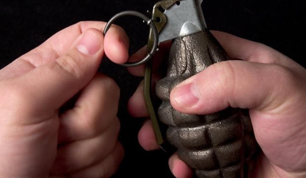 ΑΠΟΚΛΕΙΣΤΙΚΟ – Περιστέρι: Η ατρόμητη καθαρίστρια έπιασε και πέταξε την χειροβομβίδα σε χωράφι