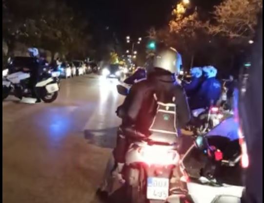 Ο αγώνας ανδρών της ΔΙ.ΑΣ. για να σωθούν δύο βρέφη – Το βίντεο που συγκινεί