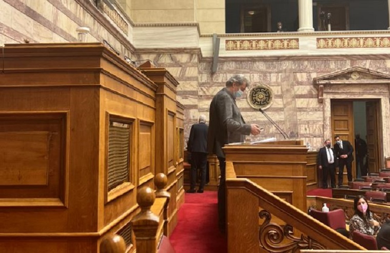 “Κατάληψη” του βήματος της Βουλής από τον Πολάκη – ΒΙΝΤΕΟ